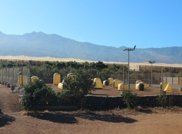 Campo de speedball con hinchables